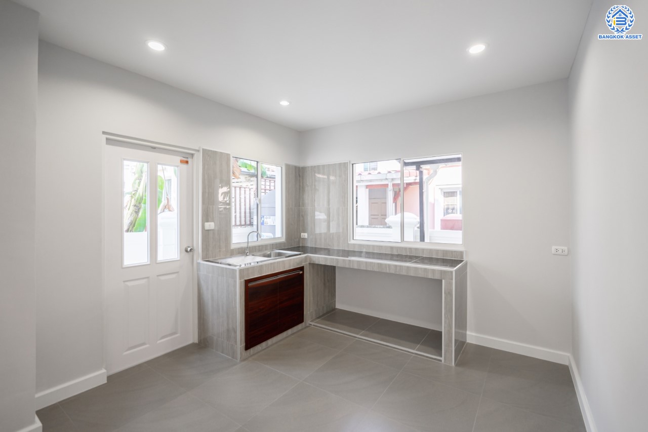 บ้านมือสองตกแต่งใหม่ ม.ภัสสร7 บางบัวทอง ติดถนนเมน! เนื้อที่ 59.3 ตร.ว. ฟังก์ชัน 3 ห้องนอน 3 ห้องน้ำ จอดรถได้ 2 คัน บนทำเลเดินทางสะดวก ติดถนนใหญ่ เพียง 400 ม. จากรถไฟฟ้าสถานีบางพลู ใกล้เซ็นทรัลเวสต์เกต